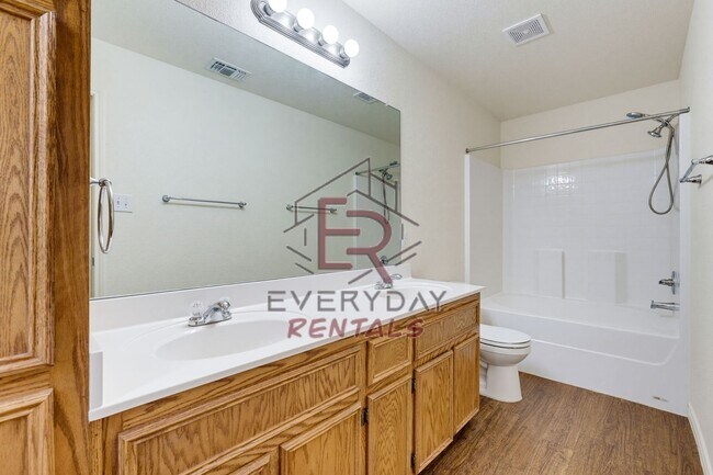 Building Photo - 913 Ashwood St