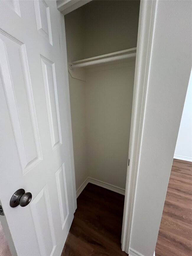 Building Photo - 1231 Sycamore Ave