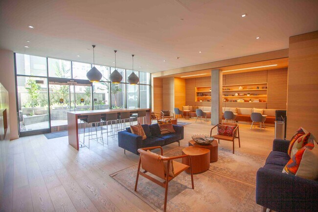 Building Photo - 2BD/2BA Modern Condo w/ Abundant Natural L...