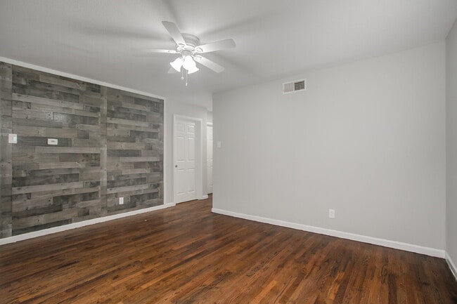 Building Photo - $500 Off Move In Special – First Month