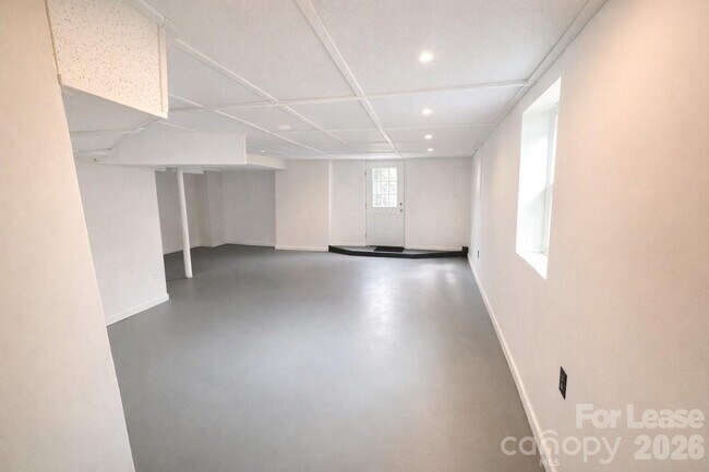 Building Photo - 926 S York St