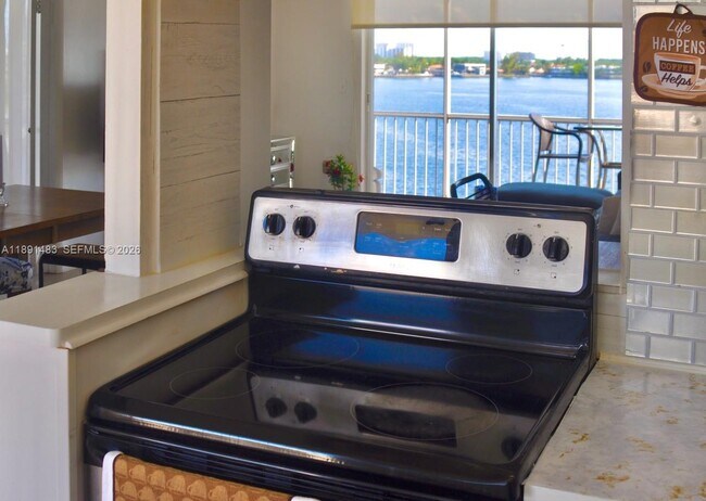 Building Photo - 2910 Point E Dr