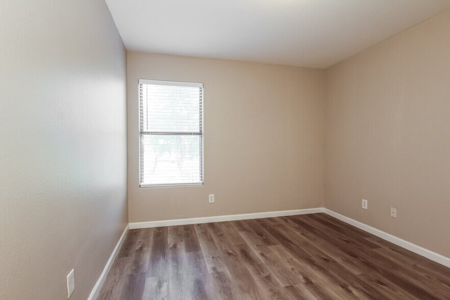 Building Photo - 2609 N 128th Dr