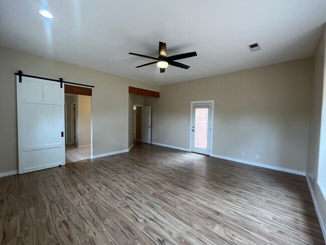 Building Photo - Gorgeous and Quiet 4 Bedroom 2.5 Bathroom ...