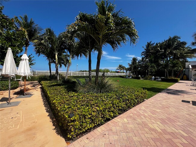 Building Photo - 2457 Collins Ave