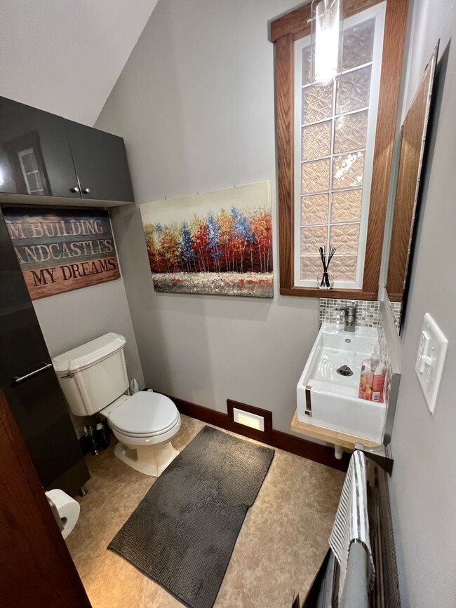 Building Photo - 1003 Court St