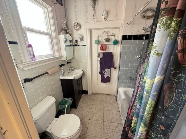 Building Photo - 700 Apgar St