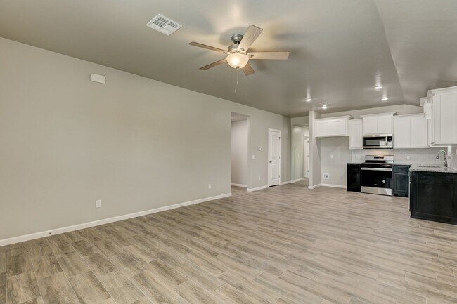 Building Photo - 721 League Cir