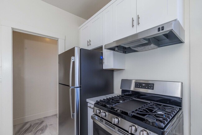 Building Photo - TOP FLOOR 1BR. Remodeled! W/D IN-UNIT! Dishwasher!