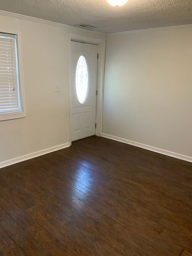 Building Photo - 235 N Pecan St