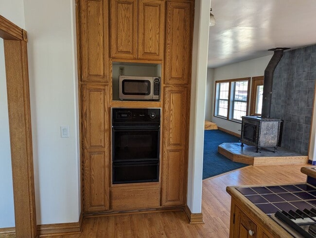 Building Photo - Very large 5 Bedroom