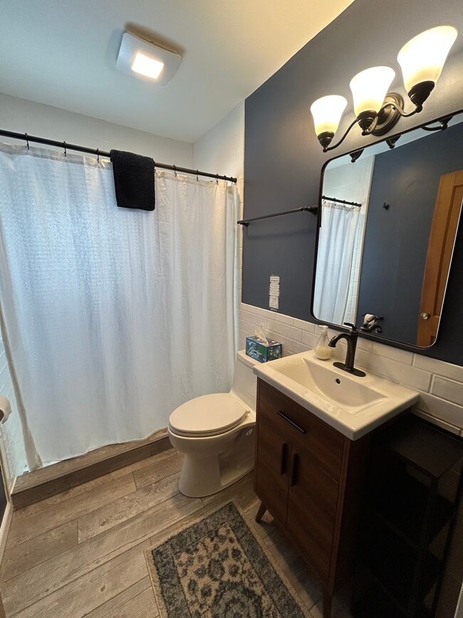 Building Photo - 4 Bed, 2 Bath House