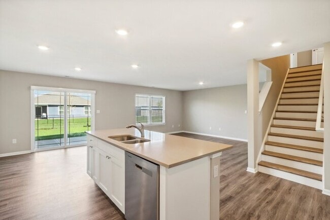 Building Photo - Fantastic 5bd/3ba home! Let yourself in!