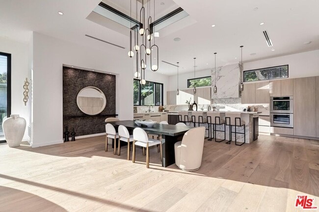 Building Photo - 16879 Mooncrest Dr