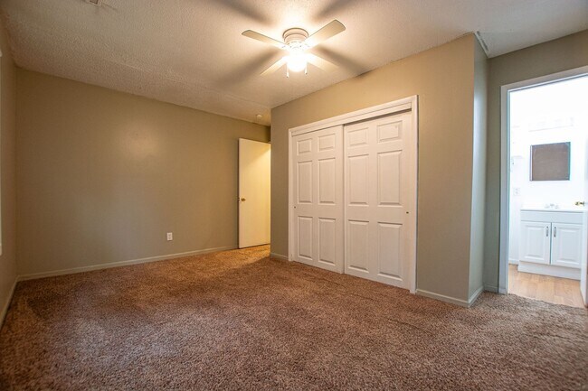 Building Photo - 2 Bedroom / 1.5 Bath Home in Carter Lake!