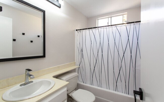 Building Photo - Upper Level 3 Bedroom, 2 Bath Condo!