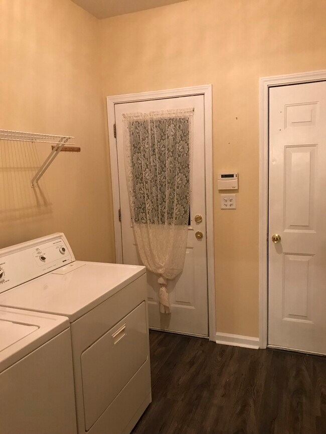 Building Photo - 1317 Island Pl E