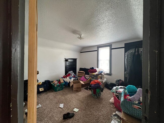 Building Photo - Over 2,000sf and 8 Bedrooms