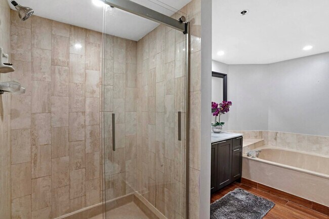 Building Photo - 1717 N Bayshore Dr