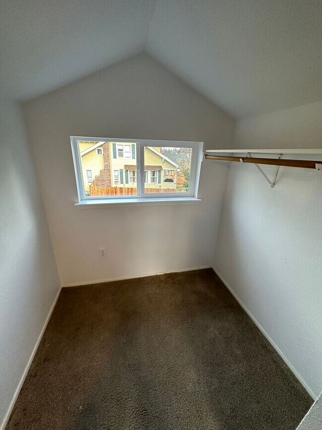 Building Photo - Beautifully remodeled 3 Bedroom 1 3/4 bath Home in Tacoma!