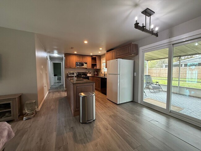 Building Photo - Spacious 4-bedroom, 2-bath pool home