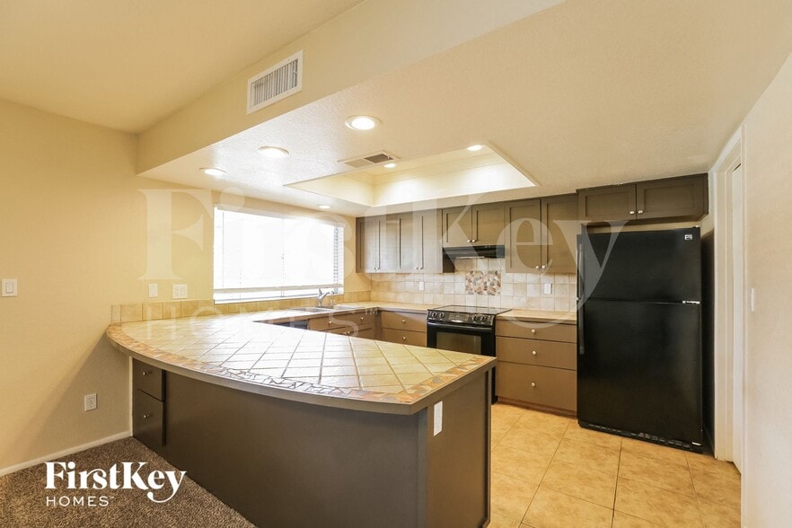 Building Photo - 10612 N 47th Dr