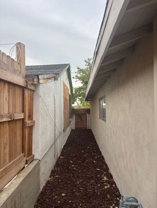 Building Photo - Clean 3 Bedroom / 1.5 Bathoroom House in T...
