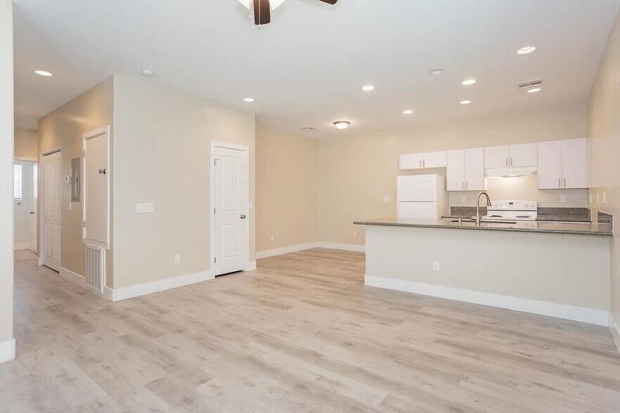 Building Photo - 1741 S Dandelion St