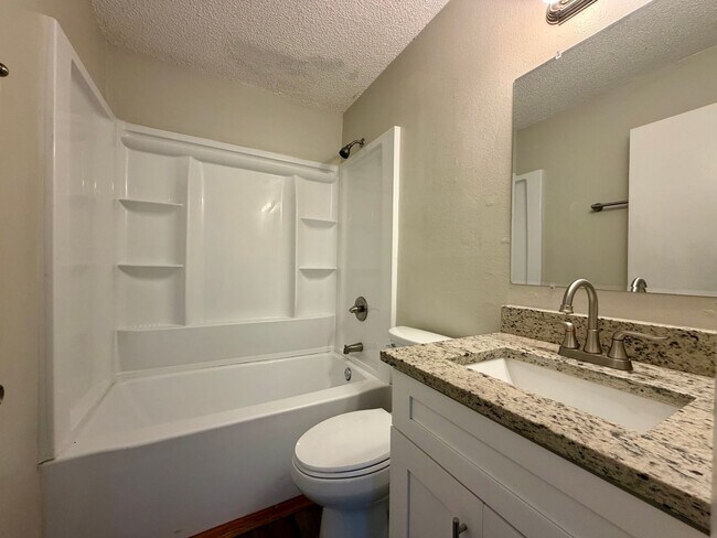 Building Photo - 2 bed/ 1 bath in Lakeland!