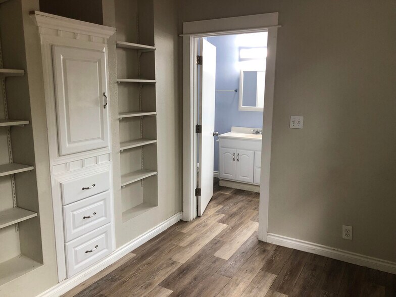 Building Photo - 5410 NE 32nd Pl.