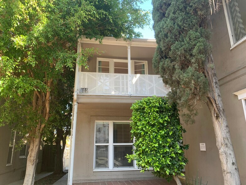 Building Photo - 412 N Doheny Dr
