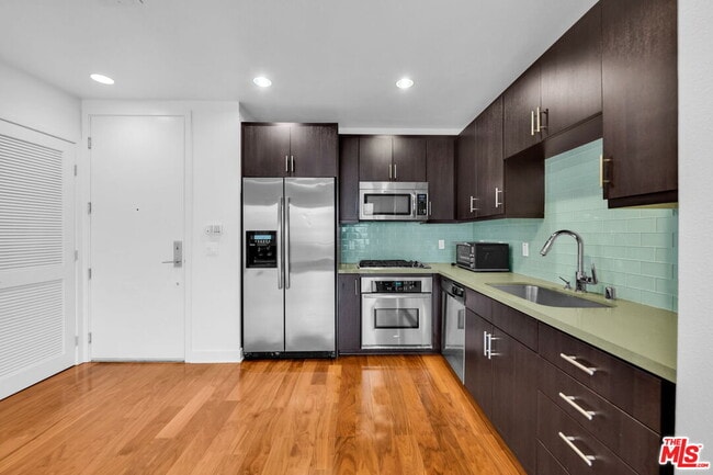 Building Photo - 4211 Redwood Ave