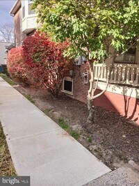 Building Photo - 393 N York St