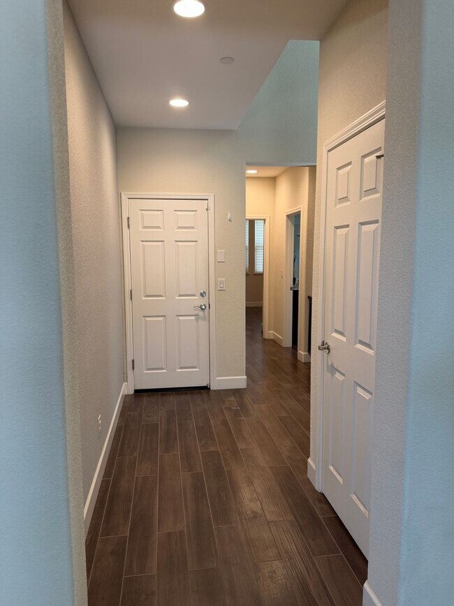 Building Photo - 4668 Lue Ln