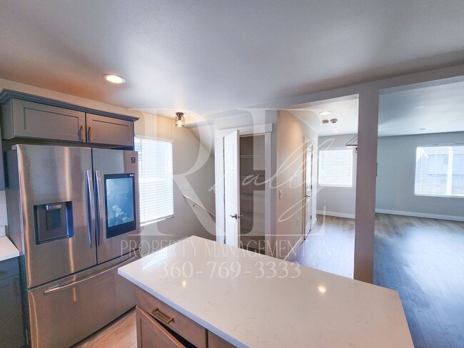 Building Photo - Modern, Spacious, & Conveniently Located H...
