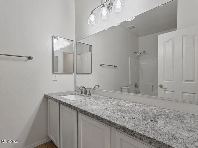 Building Photo - Spacious 3BR House in Sahuarita with Pool!