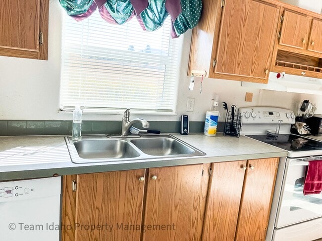 Building Photo - 2001 Manufactured Home on 160 Acre Farm ne...