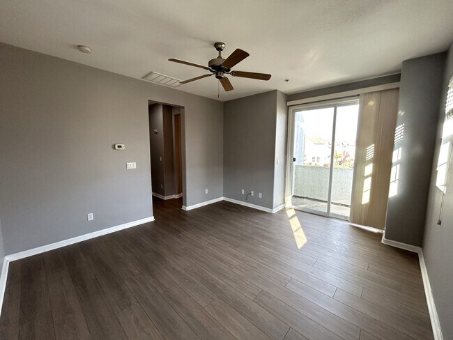 Building Photo - Spacious Elk Grove Townhome!!
