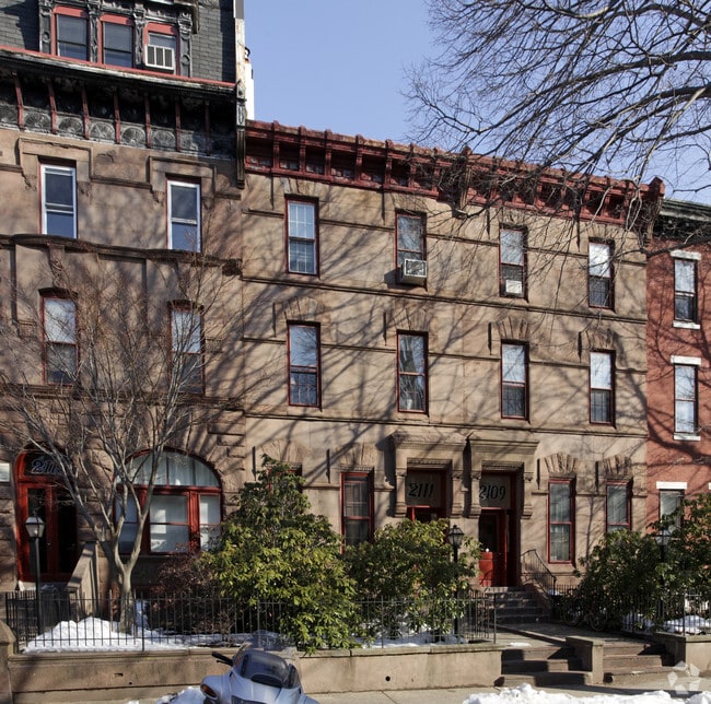 Building Photo - 2111 Green St