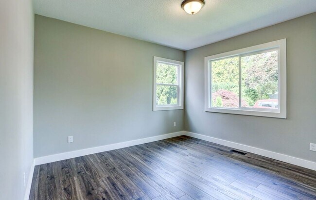 Building Photo - Charming 3-Bedroom Home with Spacious Yard...
