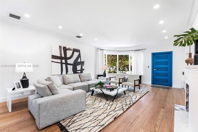 Building Photo - 6145 La Gorce Dr
