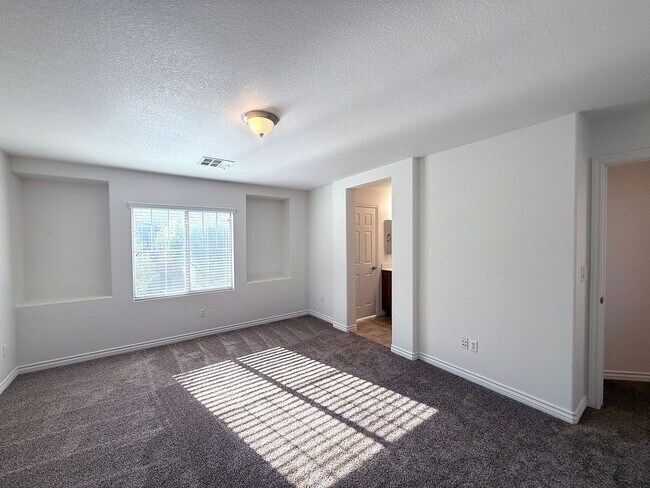 Building Photo - Beautiful 3 bedroom 2.5 bath Home in Provi...