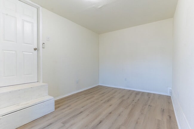 Building Photo - 1621 Thompson Dr