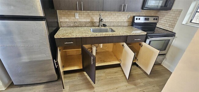 Building Photo - 4144 El Mar Dr