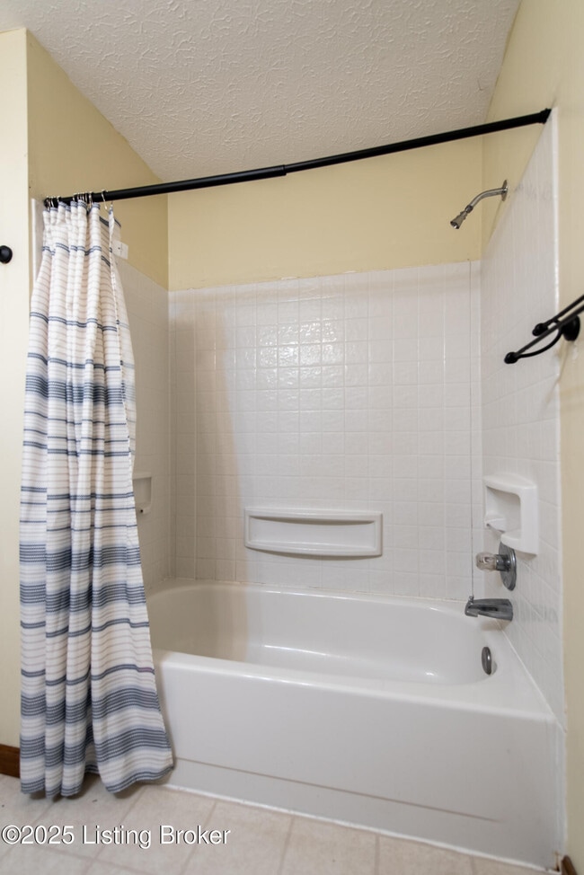 Building Photo - 8015 Schroering Dr