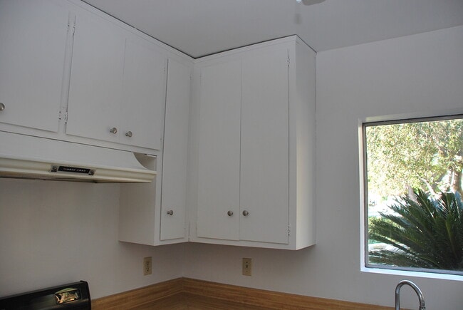 Building Photo - 236 S Mentor Ave