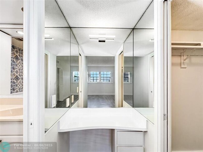 Building Photo - 2950 N Palm Aire Dr