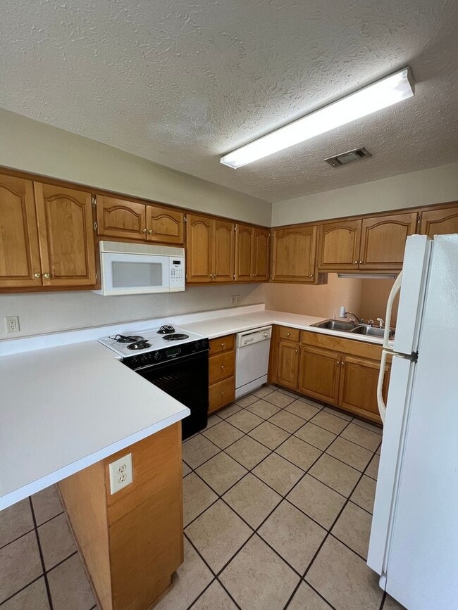Building Photo - Well-Located 3BR Duplex with Easy Commute Access