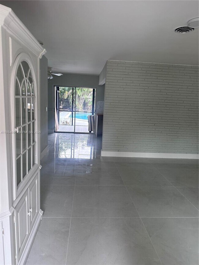 Building Photo - 200 SE 19th St