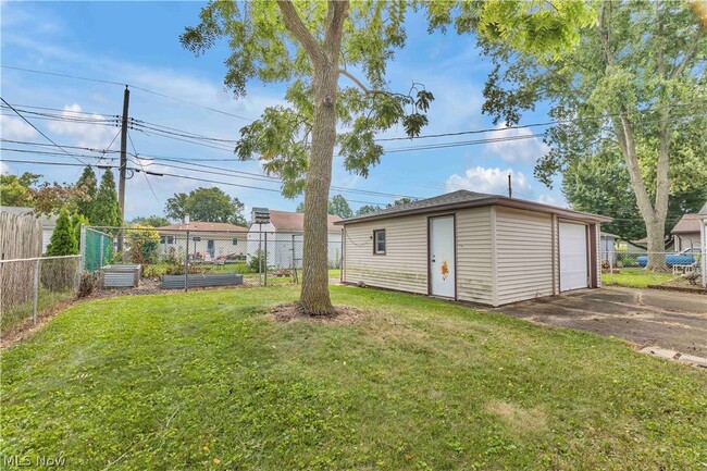 Building Photo - 325 Thelma Dr